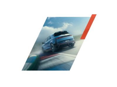 La vista posteriore di Hyundai IONIQ 5 N auto sportiva 100% elettrica mentre percorre una strada