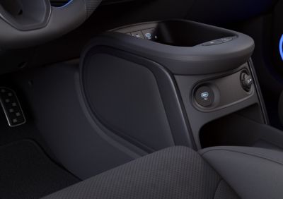 La consolle centrale di Hyundai IONIQ 5 N con protezioni per le ginocchia del conducente e supporto per lo stinco per la guida in pista