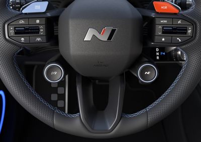 Immagine del volante in pelle N diHyundai IONIQ 5 N auto sportiva 100% elettrica