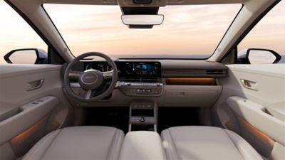 La vista della plancia di Hyundai KONA Electric e i suoi ampi sedili
