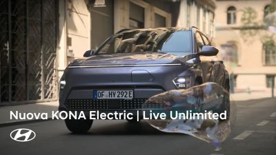 Hyundai KONA Electric guida in strada mentre passa una bolla di sapone