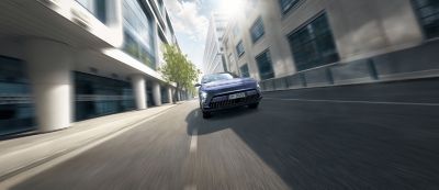 Hyundai KONA Electric vista frontalmente su strada