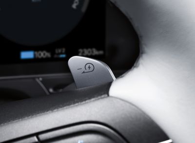 Le levette sul volante per controllare la frenata rigenerativa di  Hyundai KONA Electric