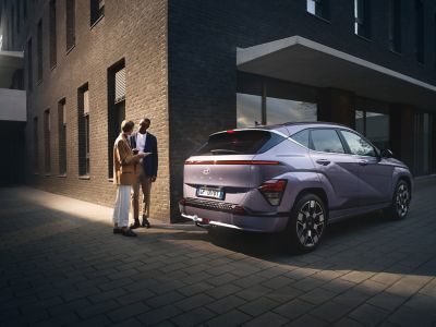 Due ragazzi in montagna a fianco di KONA Electric 