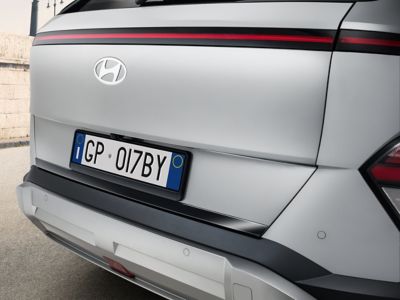 Hyundai KONA Portellone posteriore elettrico con linea di assetto.