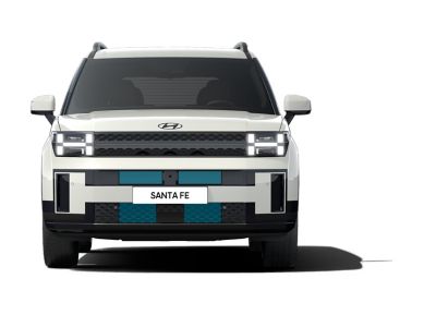 Hyundai Santa Fe vista frontalmente con gli alettoni frontali visibili.