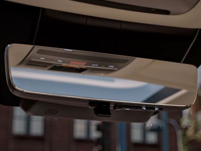 Lo specchietto centrale digitale del SUV Hyundai Santa Fe.