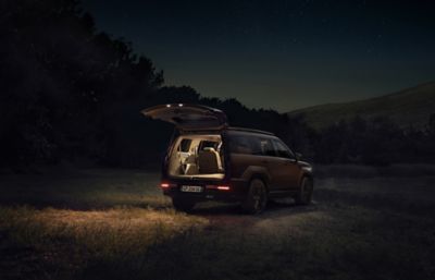 Hyundai Santa Fe di notte illuminata dall'interno.