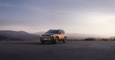 Hyundai SANTA FE parcheggiata di fronte a un garage aperto