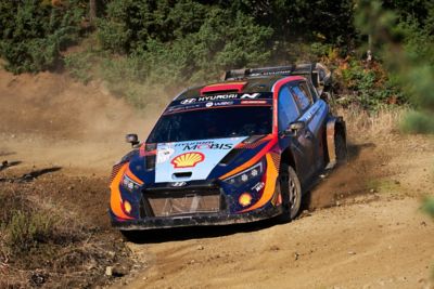  Piloti Hyundai sul podio durante il Rally di Finlandia