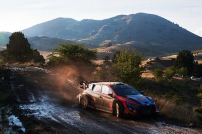 Hyundai i20 N Rally1 su strada in discesa