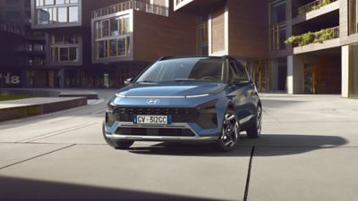 Hyundai TUCSON in carica con donna accanto