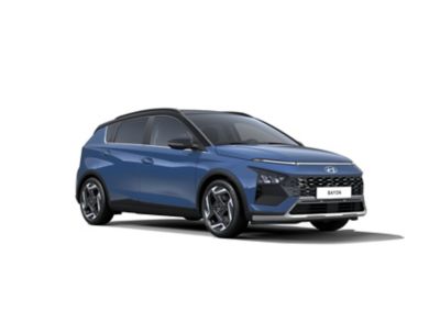Vista laterale di nuova HYUNDAI BAYON in blu, per apprezzare la parte frontale della griglia.