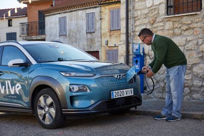 Vecino de Campisábalos cargando un KONA Eléctrico.