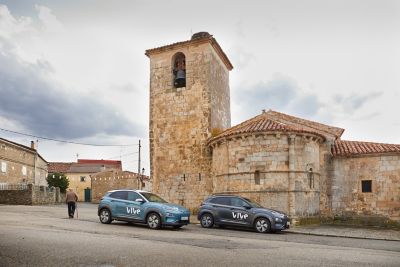 Vehículos Hyundai KONA junto a la iglesia de Campisábalos.