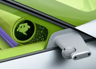 Close-up van digitale buitenspiegel Hyundai Concept THREE met daarnaast Mr. Pix.