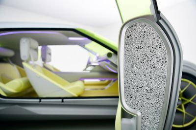 Zijaanzicht Hyundai Concept THREE met geopend portier.