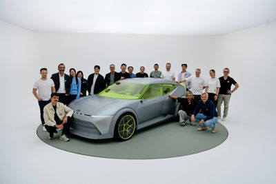 Groep mensen rondom de Hyundai Concept THREE.