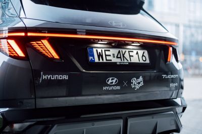 Hyundai IONIQ 5 z okliną partnera ONET Rano zaparkowany na dachu biurowca w Warszawie.