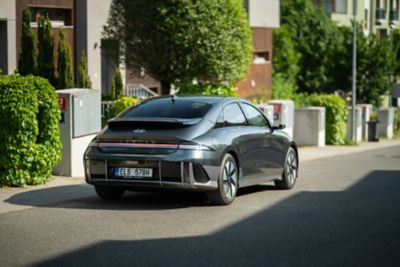 Zadní část modelu IONIQ 6. v černé barvě.