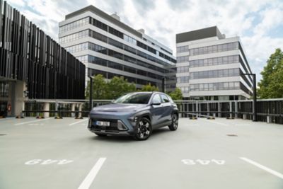 Hyundai KONA Electric na parkovišti.