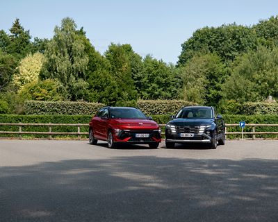 Hyundai KONA Electric, TUCSON Hybrid et IONIQ 9 stationnés près d’un stade de football