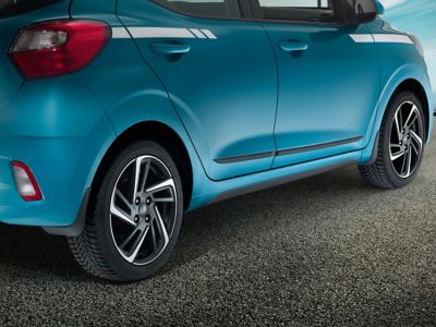 Hyundai i10 z oryginalnymi chlapaczami.