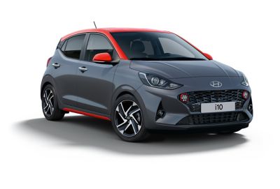 Hyundai i10 z nakładkami na lusterka boczne.