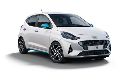 Hyundai i10 z nakładkami na przednie lampy.