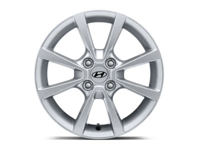 The 15“ eight-spoke alloy wheel Naju for the Hyundai i10 in silver.