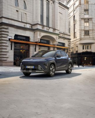 Hyundai KONA con accanto un uomo 