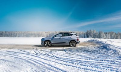 Elbilen KONA Electric parkert i et vinterlandskap. foto.
