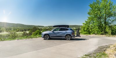 Elbilen KONA Electric med Packline takboks og sykkelstativ. Foto.
