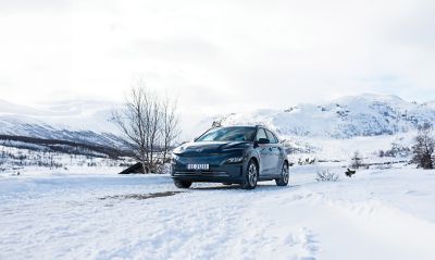 KONA Electric parkert i et vinterlandskap. Foto.