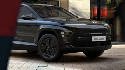 KONA Black Ed. parkert ved et moderne bygg. Foto.