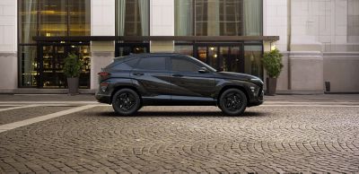 KONA Electric Black Edition står parkert foran et moderne bygg. Foto.