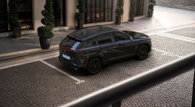 KONA Electric Black Edition parkert i et bymiljø. Foto.