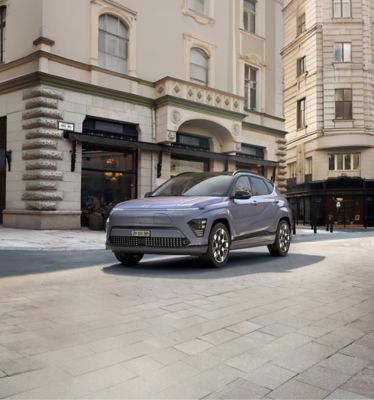 The all-new Hyundai KONA Hybrid parked in front of a chic hotel.