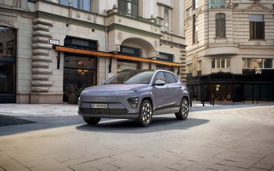 KONA ELectric parkert i en by med gammel arkitektur. Foto.
