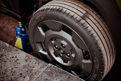 Nærbilde av dekket på kjøresimulatoren. Foto.