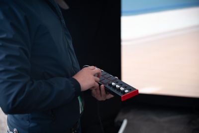 En av operatørerne betjener kjøresimulatoren. Foto.