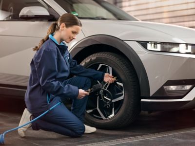 Mechanik wlewa olej Shell Helix Ultra Carbon Neutral do silnika samochodu Hyundai