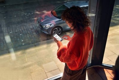 Otomobilde oturan navigasyonu kullanan kadın.