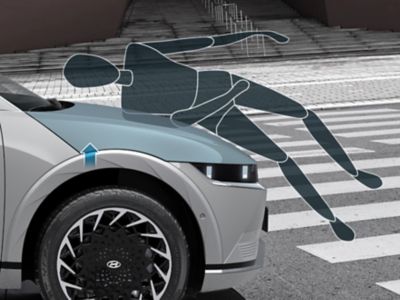 Automatisk heving av panseret for å beskytte fotgjenger ved sammenstøt. Illustrasjon.
