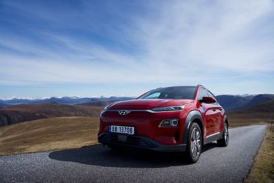 KONA Electric kjørende på en landevei. Foto.