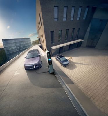 Elbilen KONA Electric ved en ladestasjon. Foto.