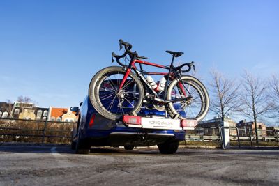 Video av IONIQs lastekrok med sykkelholder. Video