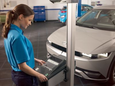 Rivenditrice Hyundai che mostra i prodotti a una cliente.
