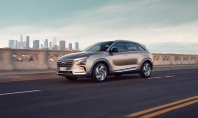 Hyundai NEXO corre su strada di città