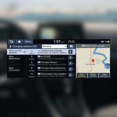 Ein Navigations-Bildschirm zeig die Ladestations-Informationen der Hyundai LIVE Services.